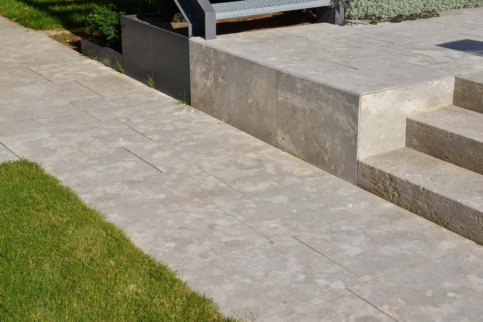 Bodenplatten und Blockstufen aus Limes Dolomit® von TRACO