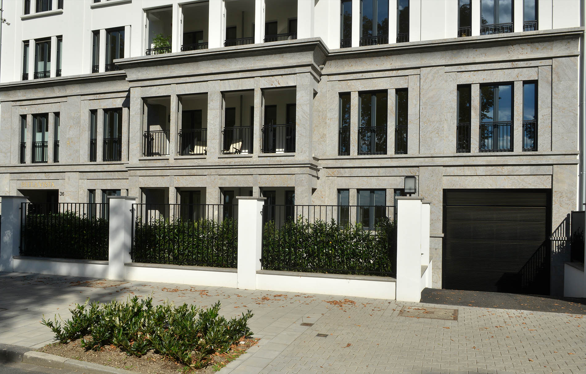 Luxuswohnhaus in Düsseldorf mit Fassadenplatten und Gesims aus Mooser Muschelkalk von TRACO
