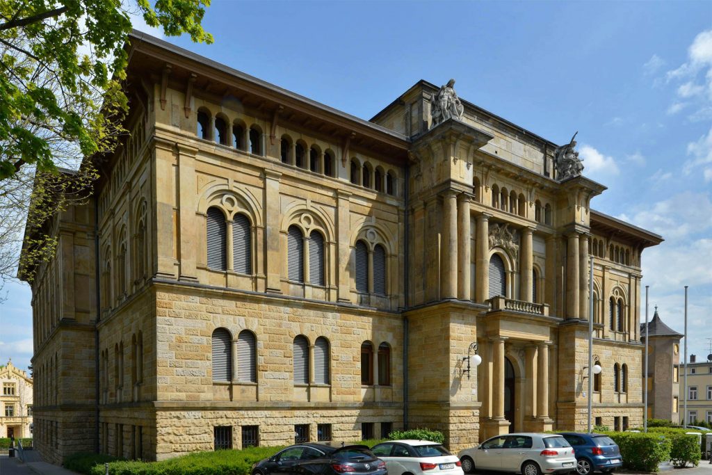 Deutsche Feuerversicherung in Gotha - mit einer Fassade, Steinmetzarbeiten aus massivem Seeberger Sandstein