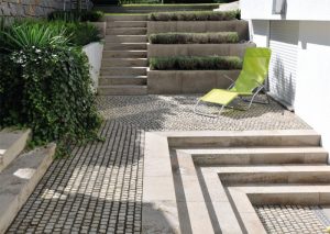 Terassengestaltung mit Mosaikpflaster aus Natursteinen von TRACO