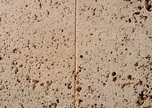 Detailansicht TRACO Naturstein Travertin Thüringen hellgelbe bis hellgrau mit gekordelter Oberfläche