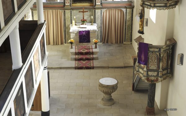 Kirche Spergau mit Bodenplatten aus Seeberger Sandstein von TRACO
