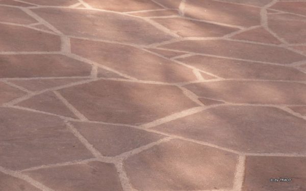 Bodenbelag außen aus Polygonalplatten in rotem Tambacher Sandstein von TRACO