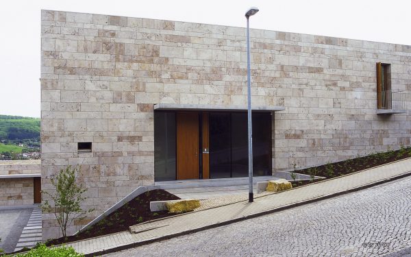 Fassade Haus Wißgott aus Natursteinen von TRACO