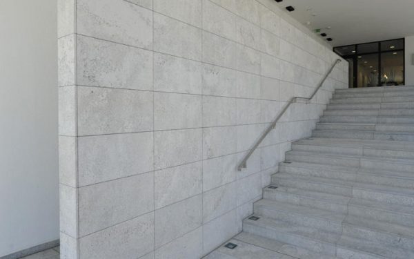 Boden- und Wandbelag sowie Tritt- und Setzstufen aus edelgrauem Kalkstein von TRACO