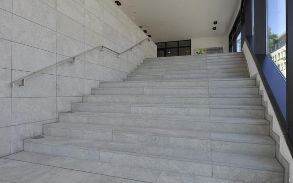 Boden- und Wandbelag sowie Tritt- und Setzstufen aus edelgrauem Kalkstein von TRACO