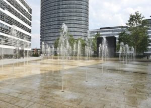 Bodenbelag im Wasser am Vodafone Campus Düsseldorf aus Bauhaus Travertin von TRACO