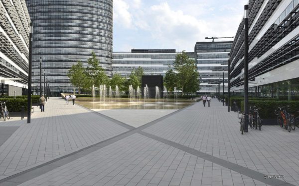 Bodenbelag am Vodafone Campus Düsseldorf aus Bauhaus Travertin von TRACO