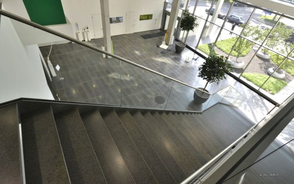Bodenbelag sowie Trittstufen aus Kohlplatter Edelgrau von TRACO beim AOK Neubau in Stuttgart