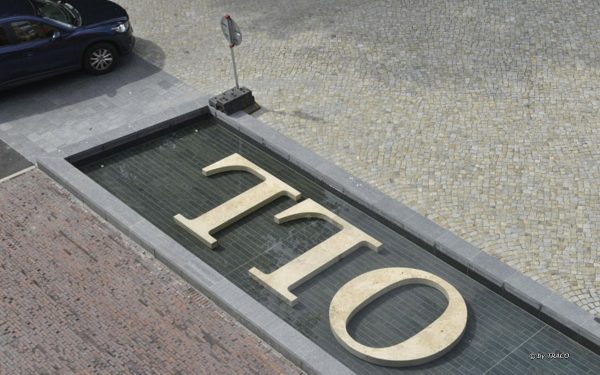 Massive Travertinbuchstaben in Aurich aus Bauhaus Travertin von TRACO