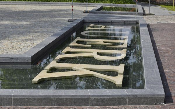Massive Travertinbuchstaben in Aurich aus Bauhaus Travertin von TRACO
