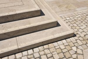 DVAG Marburg mit Massivstufen, Pflaster und Bodenbelägen außen aus Travertin Bauhaus von TRACO