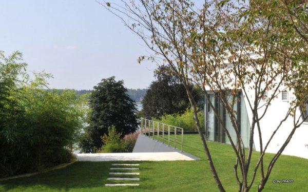 Villa in Berlin mit Terrasse und Wege- und Gartenplatten aus beigem Travertion Bauhaus von TRACO