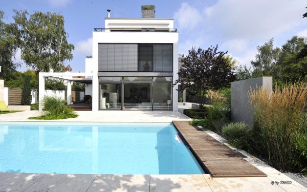 Terrassenbelag und Pool-Einfassung aus beigem Travertin Bauhaus von TRACO