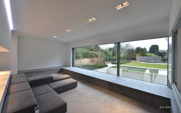 Wohnzimmer mit Bodenbelag aus edelgrauen Kalkstein Edelgrau von TRACO