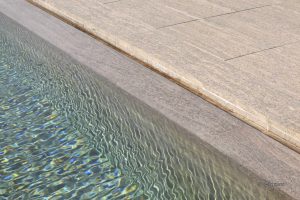 Pool-Einfassung aus beigem Muschelkalk von TRACO