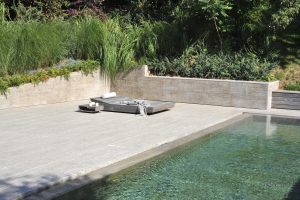 Mauerverkleidung, Pool-Einfassung und Bodenplatten aus beigem Muschelkalk von TRACO