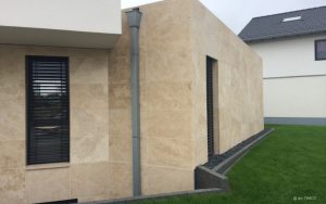 Cube Villa mit Fassadenplatten aus beigem Travertin Bauhaus von TRACO