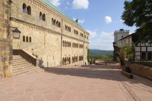 Seitlicher Ansicht auf die Wartburg und den Platz aus Polygonalplatten aus rotem Tambacher Sandstein von TRACO