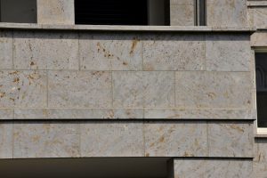 Detailansicht von Fassadenplatten aus grauem Mooser Muschelkalk von TRACO an einer Luxuswohnanlage in Düsseldorf