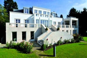 Villa aus stilvollen Natursteinen von TRACO