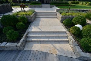 Bodenplatten und Blockstufen aus Bauhaus Travertin - Mauersteine aus Muschelkalk von TRACO