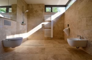 Naturstein Bodenplatten, Wand- und Duschverkleidung aus Travertin von TRACO