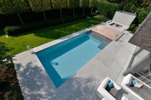 Terrassenplatten und Poolumrandung aus Muschelkalk von TRACO