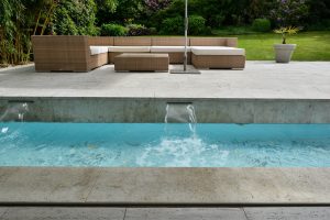 Terrassenplatten und Poolumrandung aus Travertin von TRACO