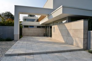 Villa mit Terrassenplatten und Wandverkleidung aus Travertin von TRACO