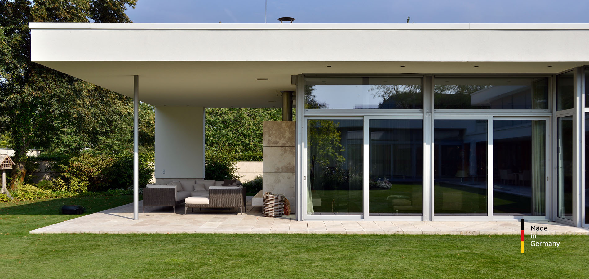 Villa mit Terrassenplatten und Kaminverkleidung aus Travertin von TRACO