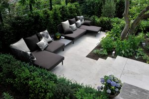 Villengarten mit Naturstein Blockstufen und Bodenplatten aus Bauhaus Travertin von TRACO