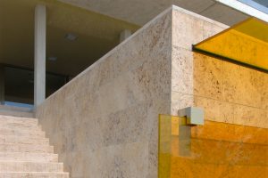 Wandverkleidung und Blockstufen aus Travertin von TRACO