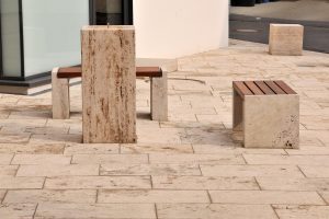 Banksockel, Bodenplatten und Trinkbrunnen aus Thüringer Travertin von TRACO