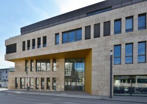 Dienstleistungsgebäude in Ingelheim mit Travertin Fassadenplatten von TRACO