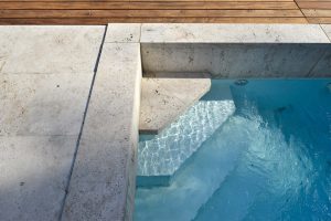 Poolumrandung, Bodenplatten und Stufe aus Bauhaus Travertin von TRACO
