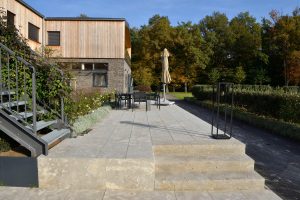 Terrassenplatten und Blockstufen aus Limes Dolomit® von TRACO