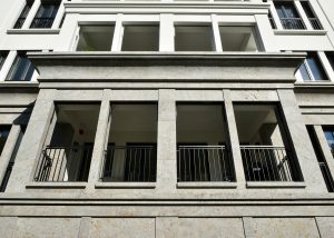Luxuswohnhaus Düsseldorf mit Fassadenplatten und Gesims aus Mooser Muschelkalk von TRACO