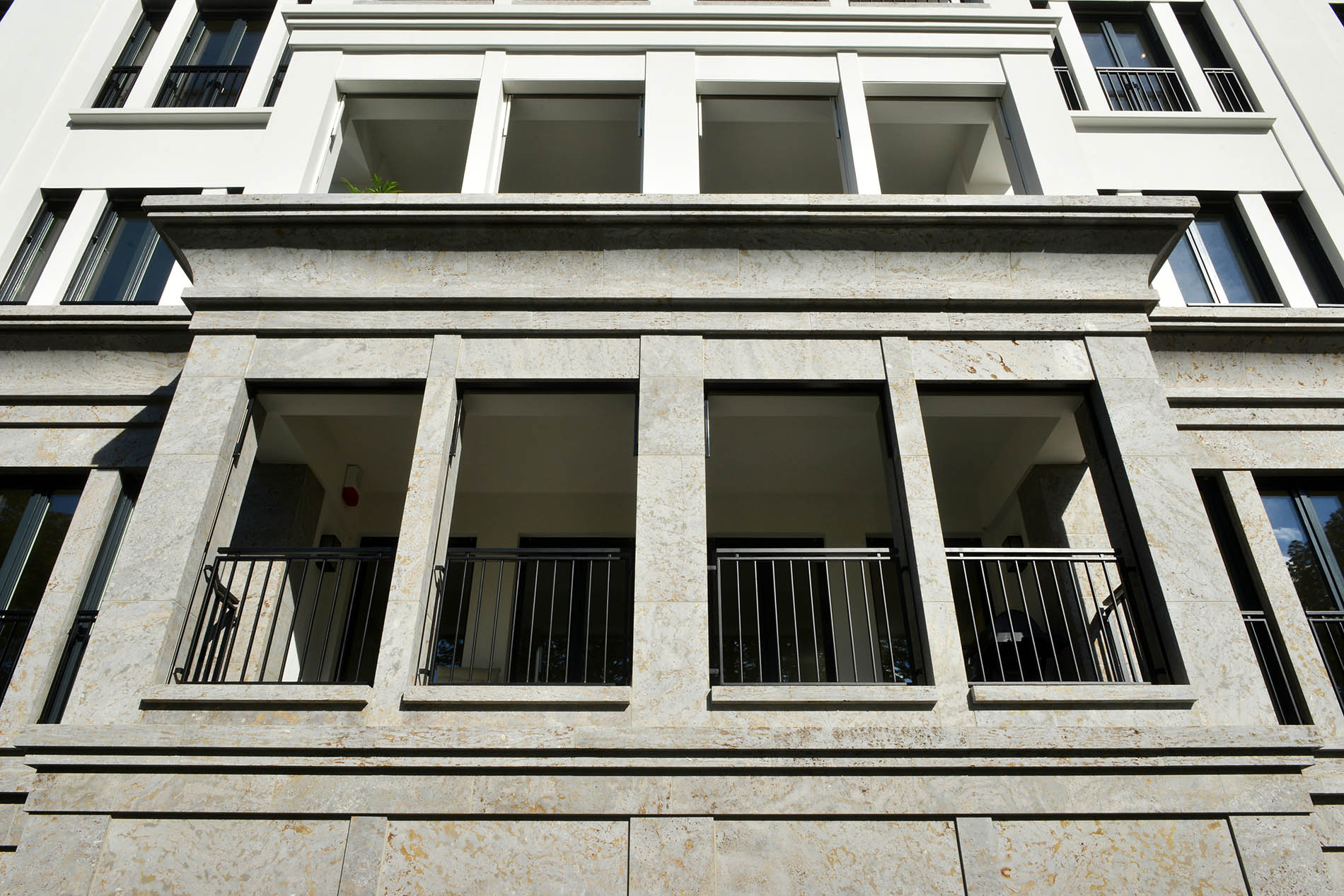 Luxuswohnhaus Düsseldorf mit Fassadenplatten und Gesims aus Mooser Muschelkalk von TRACO