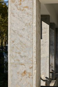 Luxuswohnhaus in Düsseldorf mit Abdeckplatten aus Mooser Muschelkalk von TRACO