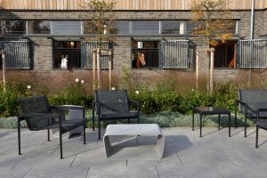 Melisa-Reitsport in Dreieich - mit Terrassenplatten aus Limes Dolomit® von TRACO