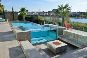 Villa mit Naturstein Pool, Terrassenplatten, Feuerstelle und einer Wandverkleidung aus Limes Dolomit®