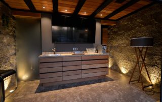 Villa - mit einem Natursteinboden, Küchenarbeitsplatte und einer Wandverkleidung aus Limes Dolomit