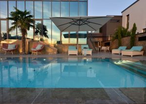 Villa mit einem Pool, Terrassenplatten und einer Wandverkleidung aus Limes Dolomit®