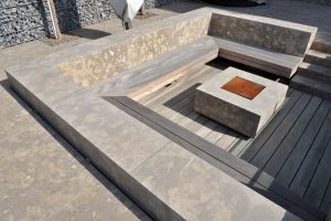 Villa mit einer Naturstein Sitzecke und einer Feuerstelle aus Limes Dolomit®