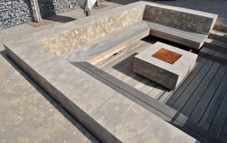 Naturstein Sitzecke, Terrassenplatten und Feuerstelle aus Limes Dolomit®