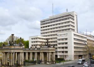 Kathreiner Hochhaus Berlin - mit einer Natursteinfassade aus Thüringer Travertin von TRACO