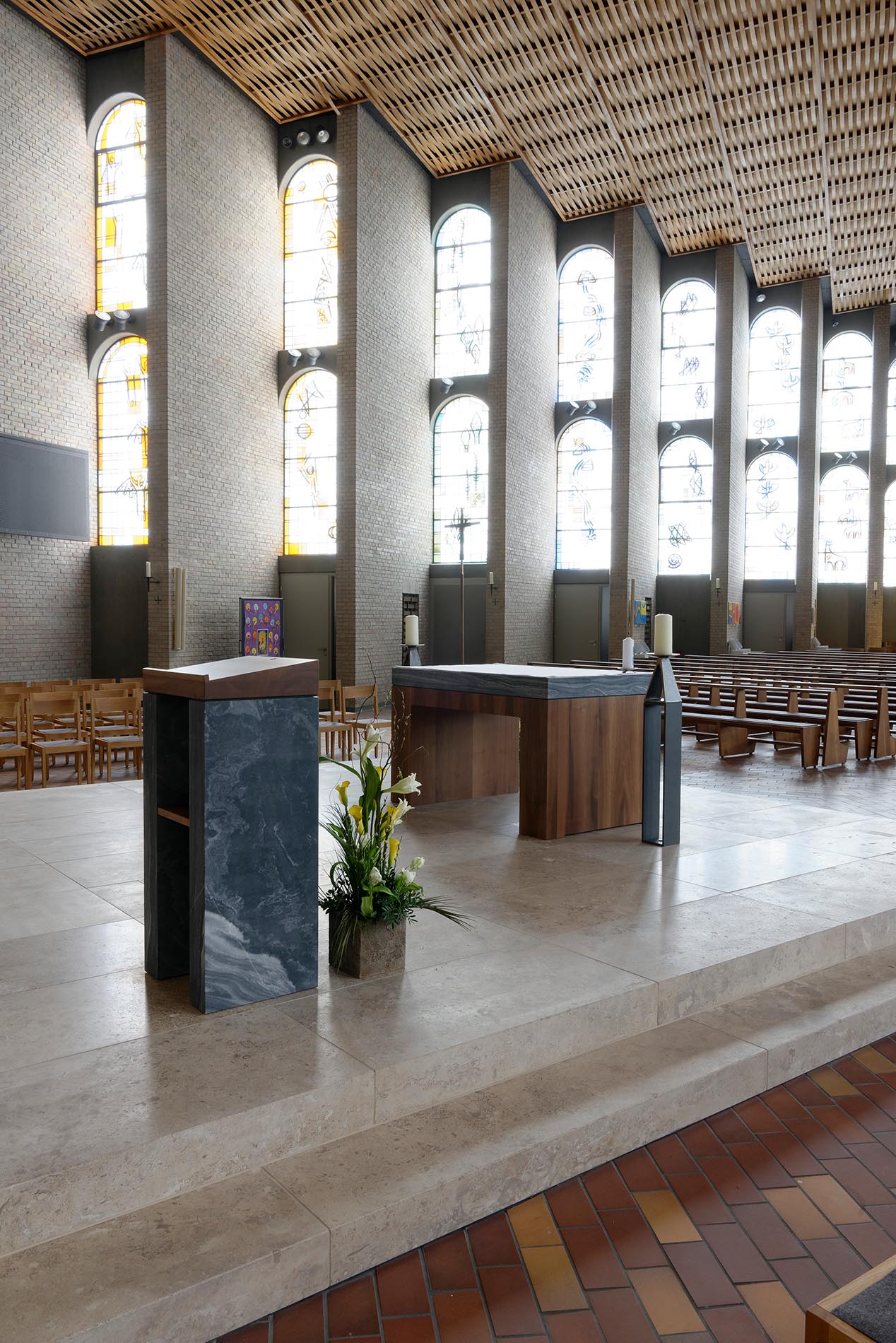 Karlsruhe Kirche St.Konrad - mit einem Naturstein - Altar aus TRACO-Travertin Sonderbuch