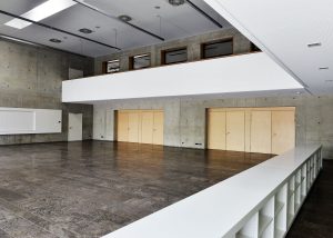 Mehrzweckhalle in Weißenhorn mit Bodenplatten und Sockelleisten aus Kohlplatter Muschelkalk gespachtelt und geschliffen