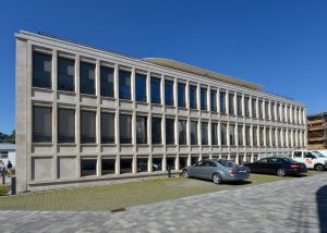 Fassade aus Bauhaus Travertin - Q1 AG Osnabrück